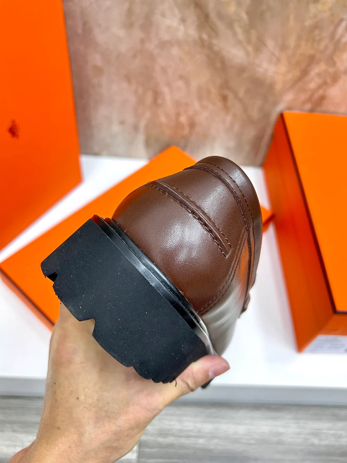 Original order quality P840 Brand: Hermès Standard code: Men's code: 39.40.41.42.43.44. (38.45 custom-made Grade: Same as the official website Original order quality Material: Original cowhide Original breathable cowhide lining Original outsole Style category: Men's fashionable casual leather shoes Color: Actual picture